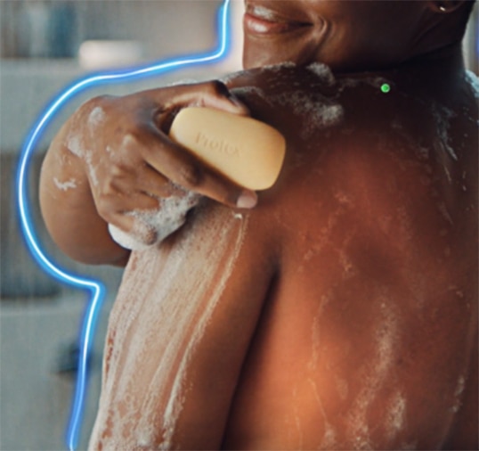 Criança tomando banho com sabonete antibacteriano Protex Nutri Protect com glicerina