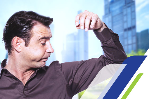 Homem com o braço levantado sentindo o cheiro de cecê debaixo do braço