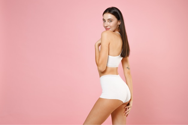 Mulher confiante porque cuida bem da sua higiene íntima feminina