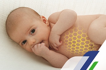 Mamãe e papai ao redor do filho recém nascido colocando em prática as dicas de como hidratar a pele do bebê