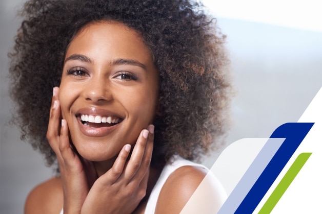 Mulher fazendo seus cuidados com a pele negra