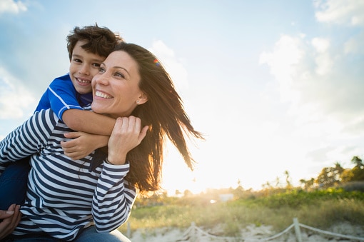 Mãe e filho com a pele radiante e protegida após usar um sabonete com prebiótico na sua formulação.