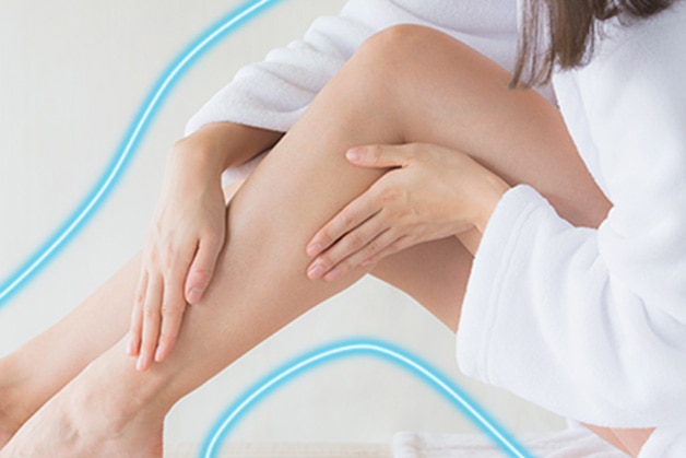 Mulher hidratando a pele com Protex serum