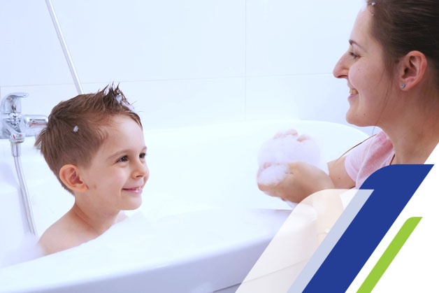 Mãe dando banho em seu filho com o sabonete antibacteriano infantil  