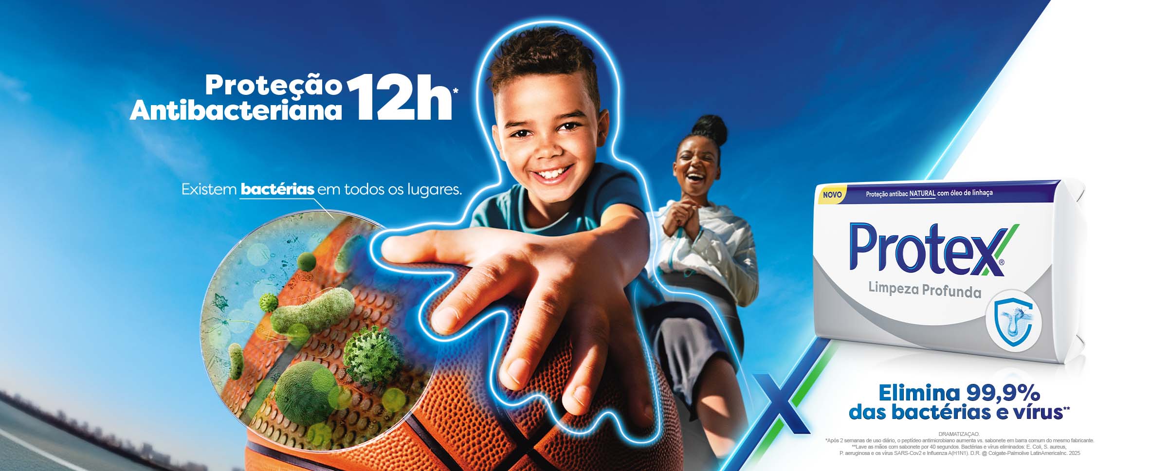Menino jogando basquete com proteção antibacteriana de 12 horas proporcionada pelo sabonete Protex Limpeza Profunda que elimina 99,9% das bactérias e vírus