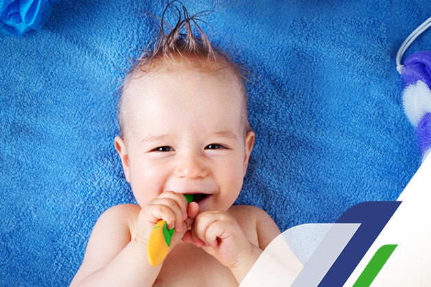 Bebê que acabou de tomar banho sorrindo