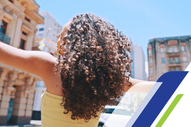 Mulher feliz com as axilas a mostra após seguir dicas de como acabar com o odor nas axilas