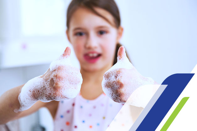 Menina pondo em prática hábitos de higiene na educação infantil