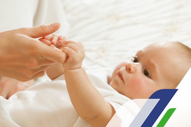 Bebê pegando a mão de sua mãe 