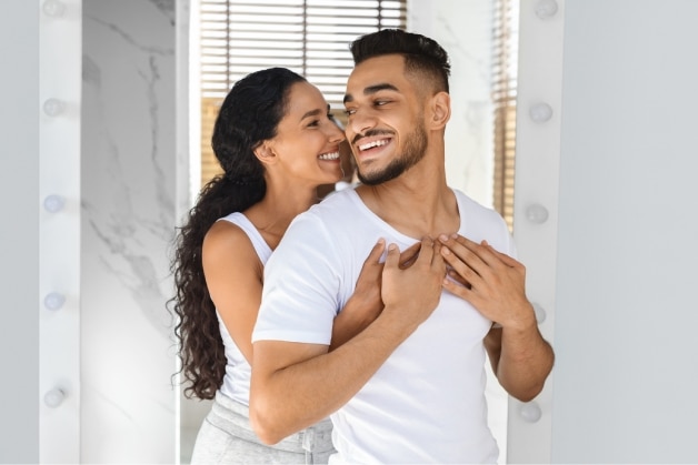 Casal abraçado e feliz, pois sabe que está cuidando bem da higiene íntima  