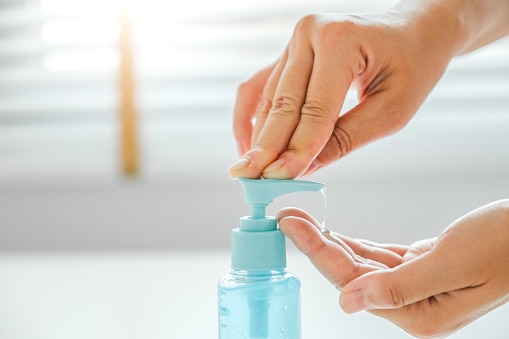 Pessoa aplicando o Protex nas mãos, uma opção de sabonete líquido barato e de qualidade, para garantir uma pele limpa e bem cuidada.