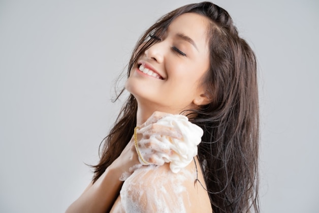 Mulher tomando um banho relaxante usando o melhor sabonete líquido 