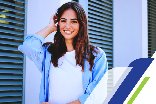 Mulher sorrindo feliz com o próprio cheiro natural do corpo