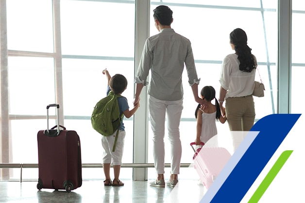 família com mala de viagem no aeroporto