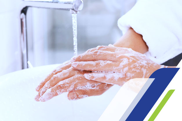 Pessoa lavando as mãos como hábito de higiene pessoal