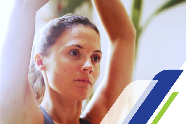 Mulher em frente ao espelho procurando como tirar cheiro de suor das axilas