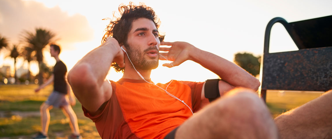Homem fazendo treino de academia ao ar livre