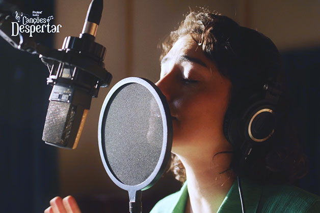 Foto da mamãe cantora Grazi Medori cantando a canção de ninar Mamãe dá tetê