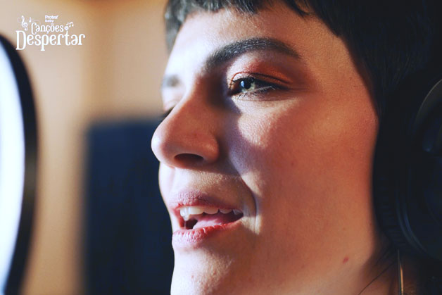 Foto da mamãe cantora Grazi Medori cantando a canção de ninar Mamãe dá tetê