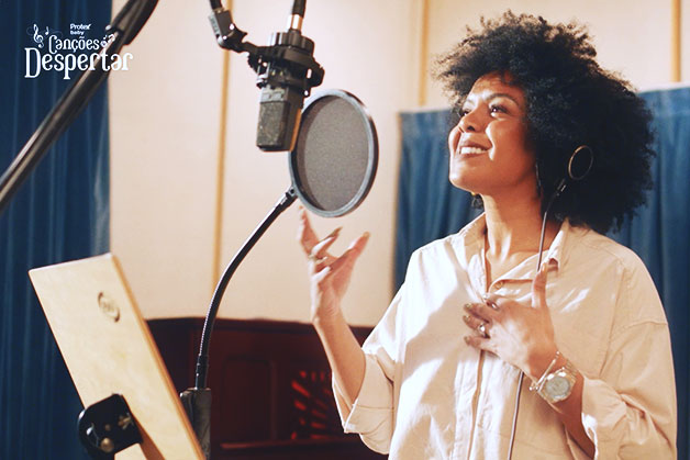 Foto da mamãe cantora Jamah Jamilly cantando a canção de ninar A culpa vem pegar