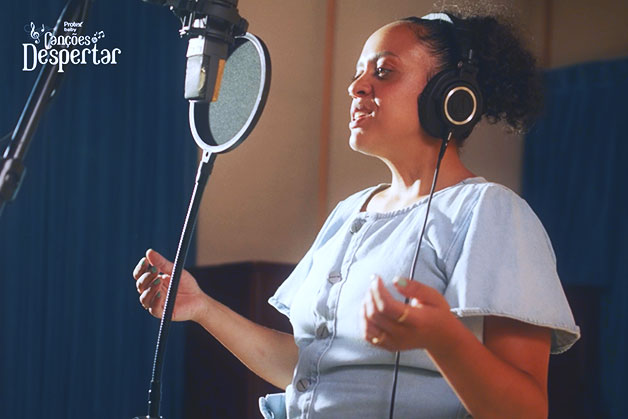 Foto da mamãe cantora Layla Arruda cantando a canção de ninar Mão na mão
