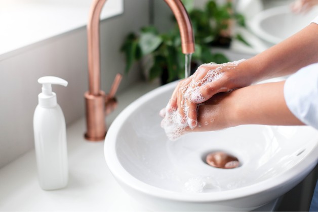Pessoa com espuma na mão após passar sabonete líquido Protex para higienizar as mãos.