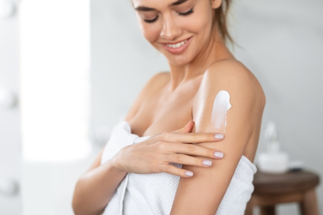 Mulher cuidando da saúde da pele com um bom hidratante