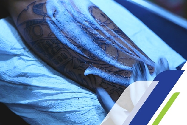 cuidando da tatuagem desbotada