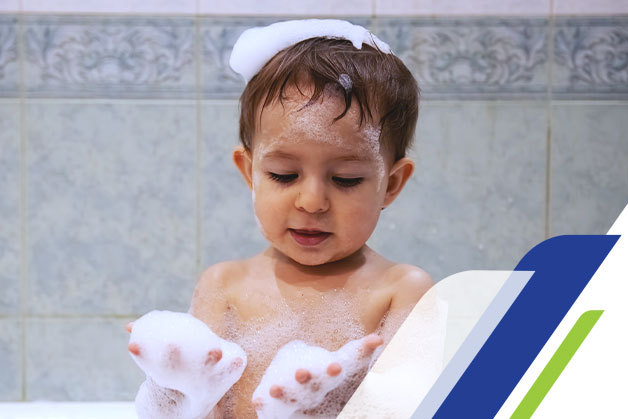 Tatuadores de qualidade: profissional fazendo uma tatuagem em um cliente