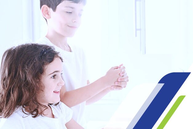Imagens de duas crianças fazendo sua higiene pessoal lavando as mãos