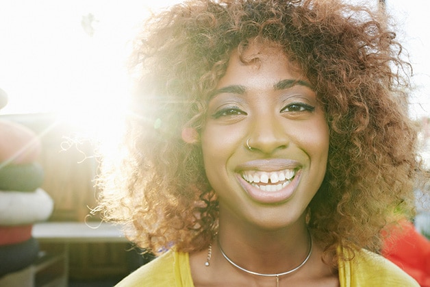 Mulher sorridente com piercing no nariz, destacando a importância dos cuidados com o piercing para uma cicatrização saudável Mulher sorridente com piercing no nariz, destacando a importância dos cuidados com o piercing para uma cicatrização saudável