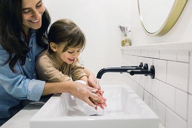 Madre e hija lavándose las manos con jabón Protex Antibacterial Madre e hija lavándose las manos con jabón Protex Antibacterial