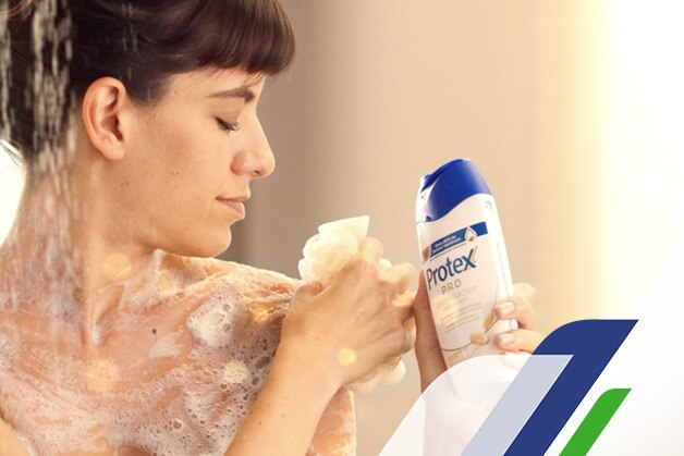 Mujer bañándose con jabón Protex Pro Mujer bañándose con jabón Protex Pro