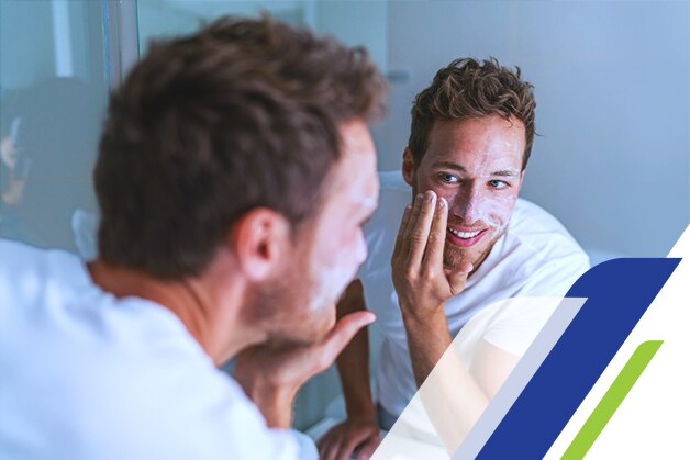Homem lavando o rosto com sabonete antibacteriano Homem lavando o rosto com sabonete antibacteriano