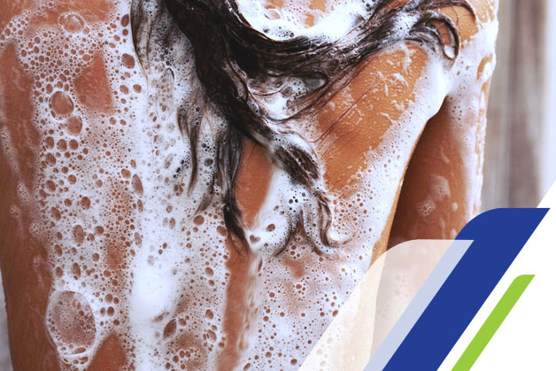 Imagem das costas de uma mulher tomando banho com sabonete para limpeza profunda