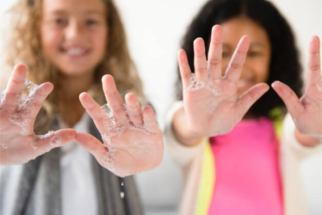 Meninas lavando as mãos de uma maneira divertida