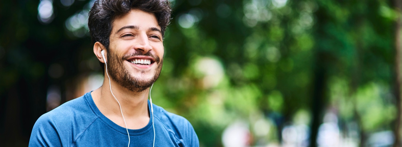 homem sorridente ouvindo música