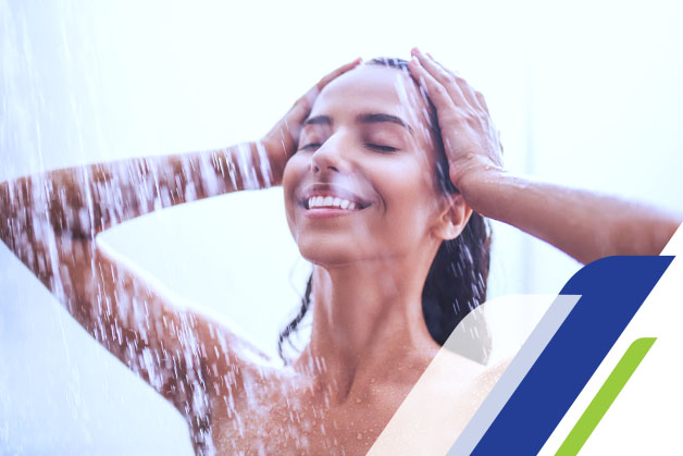Mulher sorrindo e seguindo passos de como tomar banho corretamente Mulher sorrindo e seguindo passos de como tomar banho corretamente