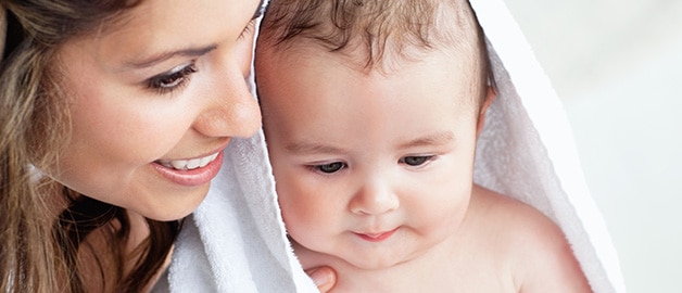 Mãe secando seu bebê Mãe secando seu bebê