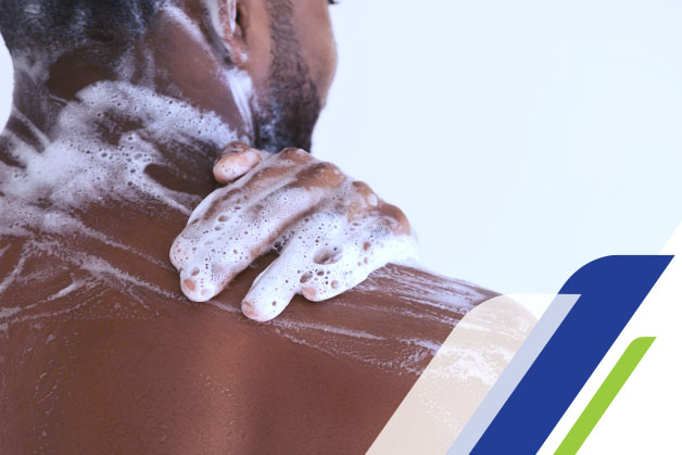 Homem tomando banho com sabonete neutro em barra