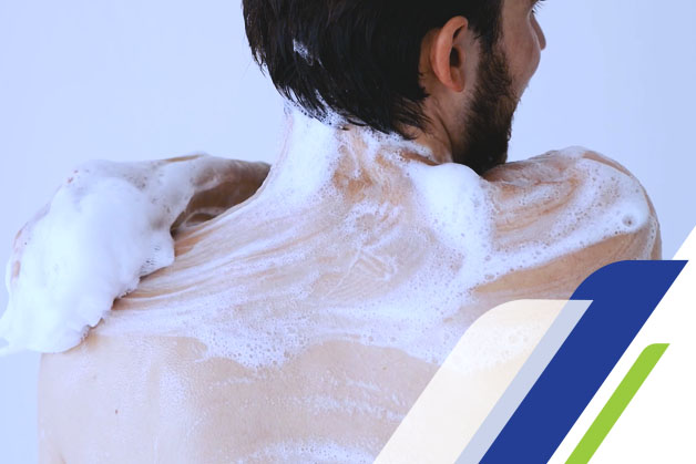 Homem tomando banho com sabonete antisséptico e antibacteriano Homem tomando banho com sabonete antisséptico e antibacteriano