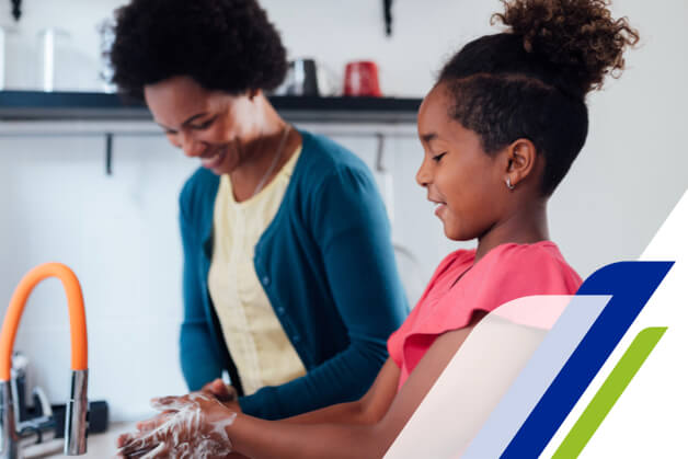 dia mundial de lavar as mãos Mãe e filha lavando as mãos juntas