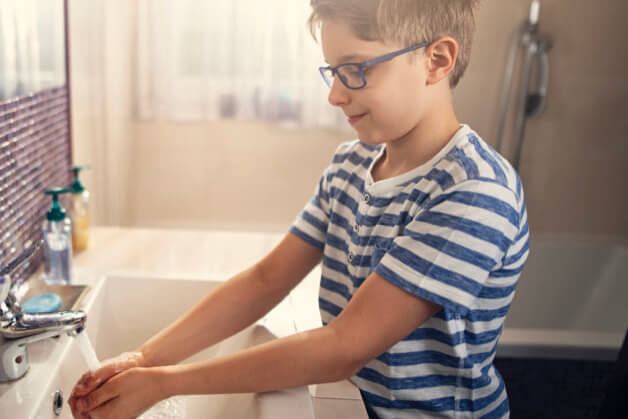menino lavando as mãos
