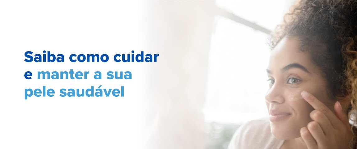 mulher aplicando protetor solar no rosto sorrindo mulher aplicando protetor solar no rosto sorrindo