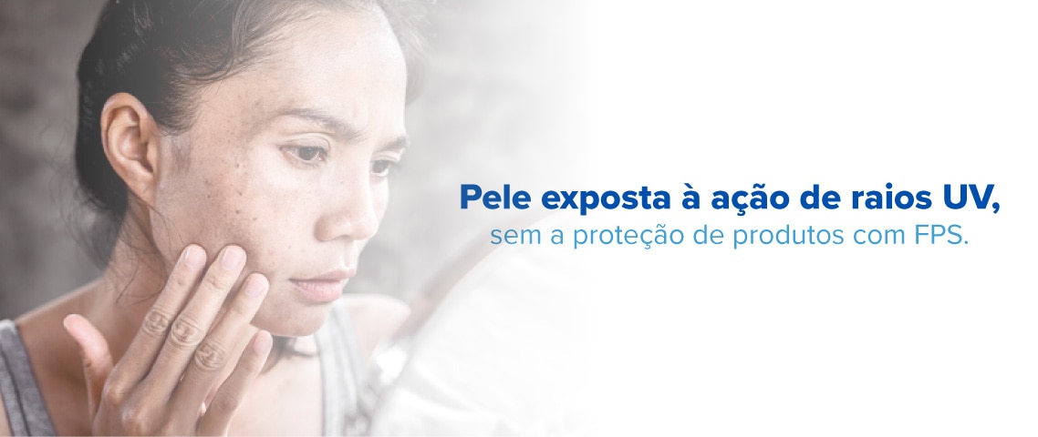 mulher olhando o rosto dela mulher olhando o rosto dela