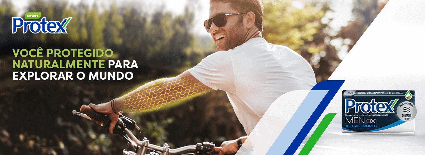  homem sorridente em uma motocicleta