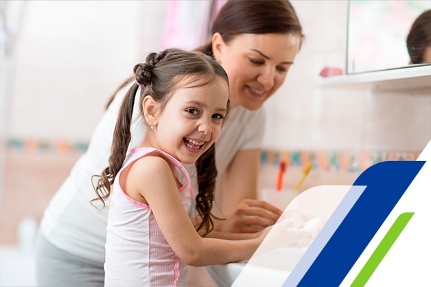 Mãe e filha felizes lavando as mãos com sabonete e espuma Mãe e filha felizes lavando as mãos com sabonete e espuma