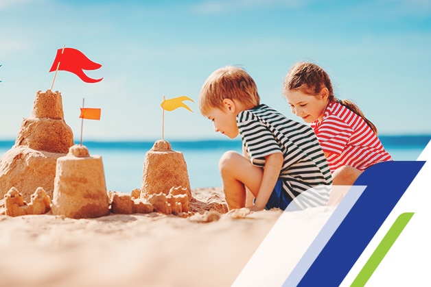 Crianças na praia construindo castelo de areia Crianças na praia construindo castelo de areia
