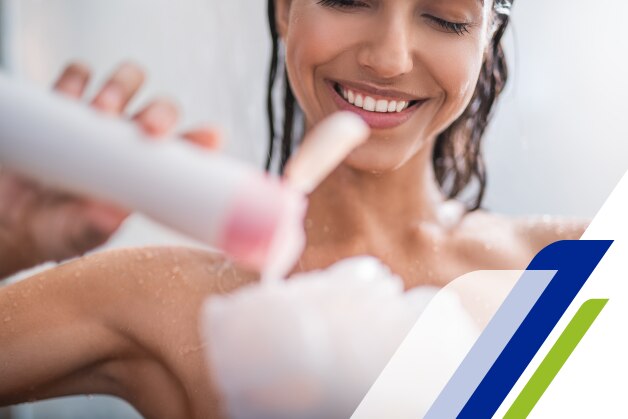 uma mulher sorrindo enquanto segura um frasco de sabonete líquido no banho uma mulher sorrindo enquanto segura um frasco de sabonete líquido no banho