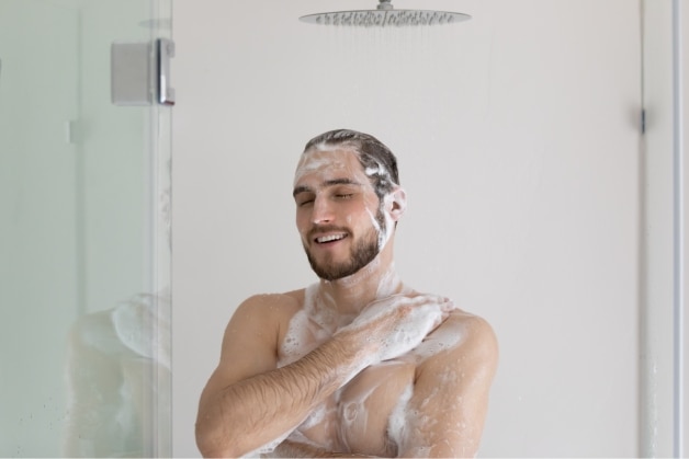 Pessoa tomando banho relaxante com sabonete de glicerina Protex Pessoa tomando banho relaxante com sabonete de glicerina Protex